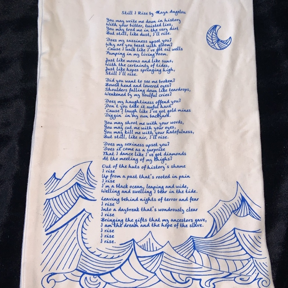 STORIARTS Dr. MAYA ANGELOU’s Still I Rise infinity scarf ivory white with blue - Picture 5 of 6